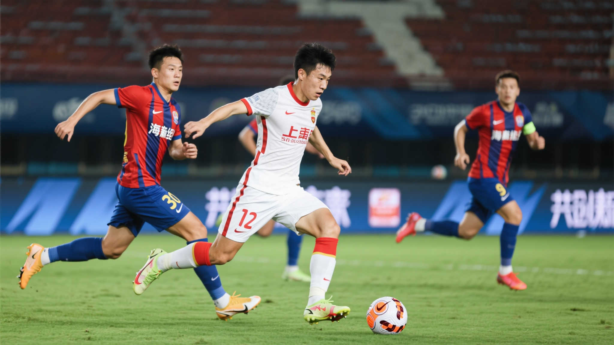 相比前者的大开大合，队长吴曦则依靠细腻技术与冷静大